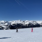 Skiers on Gall de Bosc blue run
