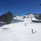Skiers on Astoret blue run