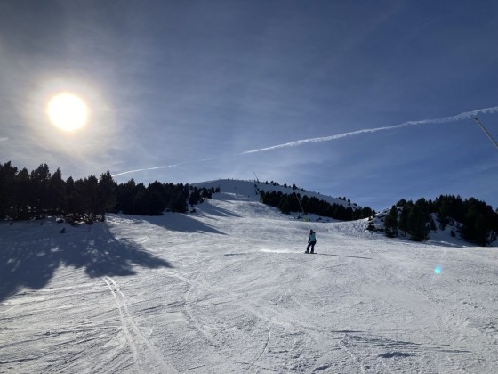 Snowboarding down Serrat de la Possa